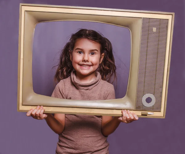 Dospívající dívka retro dítě zarámované televizní snímek usmívající se na šedé ba — Stock fotografie