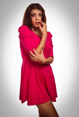 Kırmızı elbiseli kız gri kadın onu açtı ağzını sürpriz emot gördüm