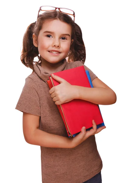 Mädchen mit Brille liest das Buch und lächelt — Stockfoto