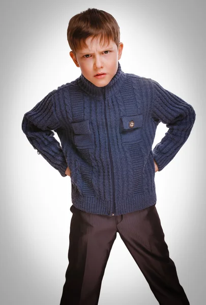 Szary niespokojny zły zły dzieciak ponury blond chłopiec w pasiastej sweter — Zdjęcie stockowe