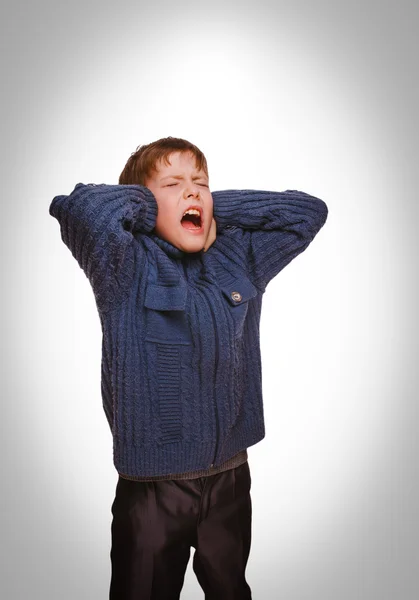 Cinza adolescente menino bebê coberto seus ouvidos gritando aberto — Fotografia de Stock