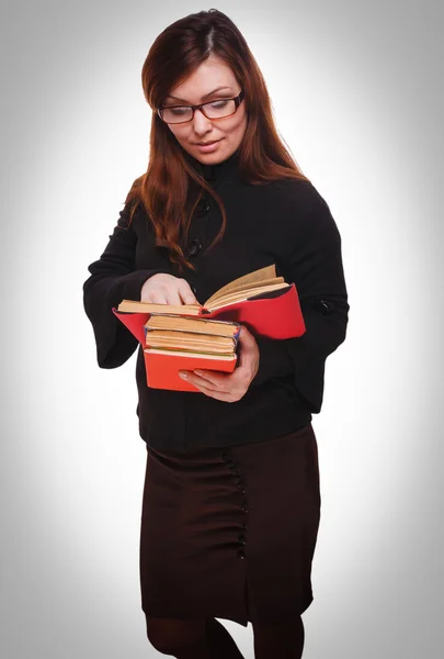 Insegnante donna grigia con occhiali che legge un libro isolato su bianco — Foto Stock