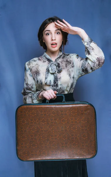 Vintage fashion retro brünettes Mädchen geht auf Reise Frau mit — Stockfoto