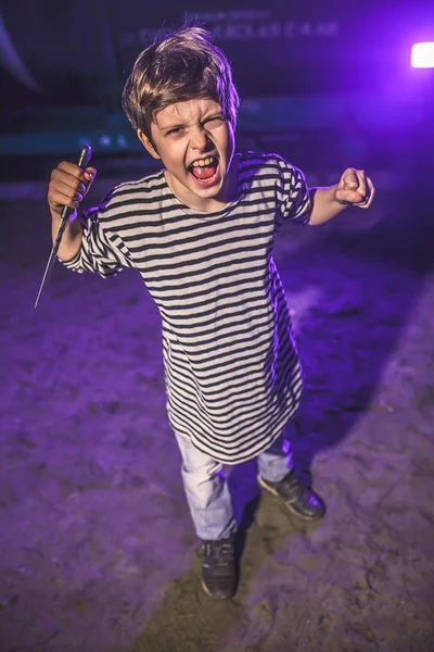 Niño adolescente con cuchillo blandiendo amenaza de ataques nocturnos priso —  Fotos de Stock