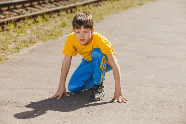 Teen pojke spelar sport idrottsman kör löpare sommaren på asfalt — Stockfoto