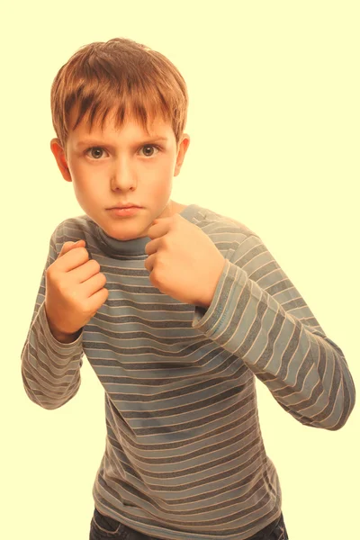 Kötü zorba çocuk oğlan sarışın agresif içinde çizgili sh kavgalar kızgın — Stok fotoğraf