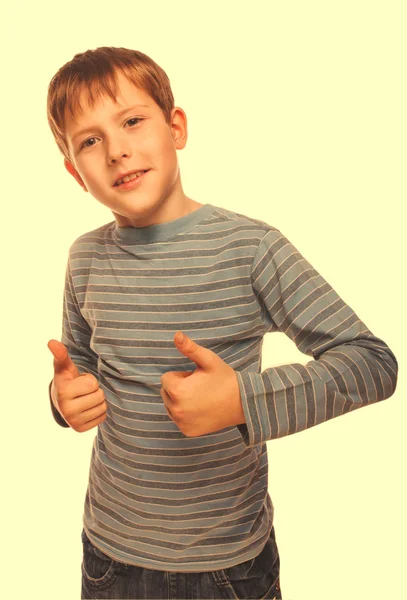 Anak laki-laki pirang bergaris-garis jaket memegang jempol, menunjukkan tanda-tanda — Stok Foto