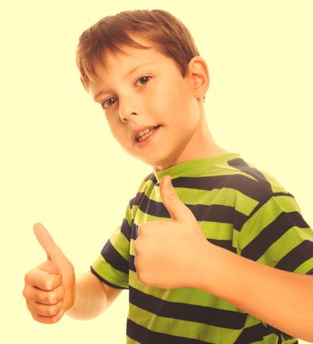 Parmaklarını yukarı s holding sarışın çocuğun yürümeye başlayan çizgili gömlek,