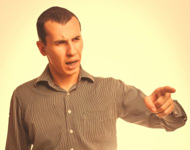 sinirli bir adam laneti puan parmak, aile ilişkileri sıfatıyla yemin ediyor.