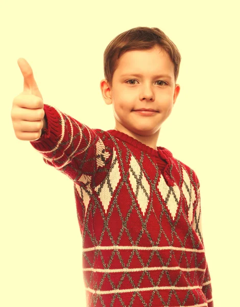 Vidám szőke fiú egy piros pulóver, elszigetelt ujját feltartotta — Stock Fotó