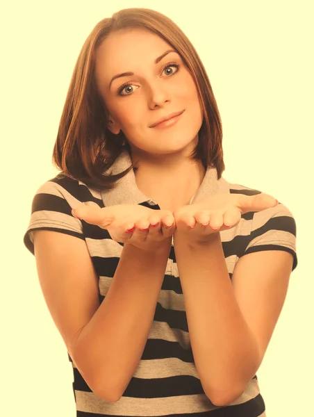 Chica feliz joven retrato mujer mostrando la mano abierta sosteniendo isolat —  Fotos de Stock