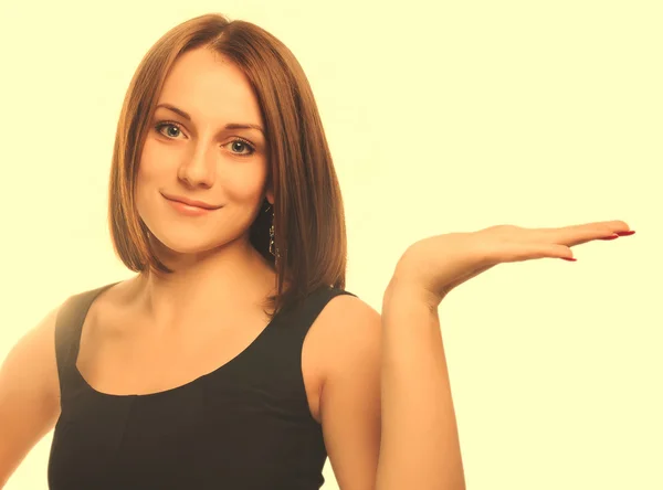 Porträtt glad ung blond kvinna visar öppen hand håller i bl — Stockfoto