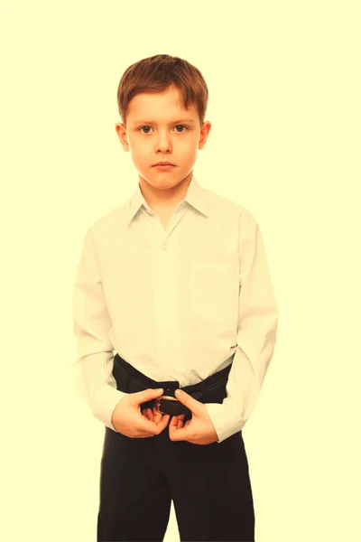 Serio rubio blanco niño 8 años de edad en una camisa y pantalones busi — Foto de Stock