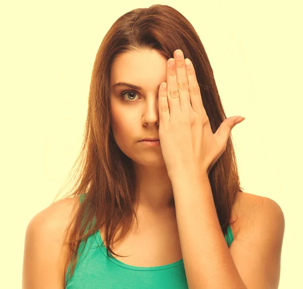 Mulher morena menina cobriu seu rosto meia mão isolada no branco — Fotografia de Stock