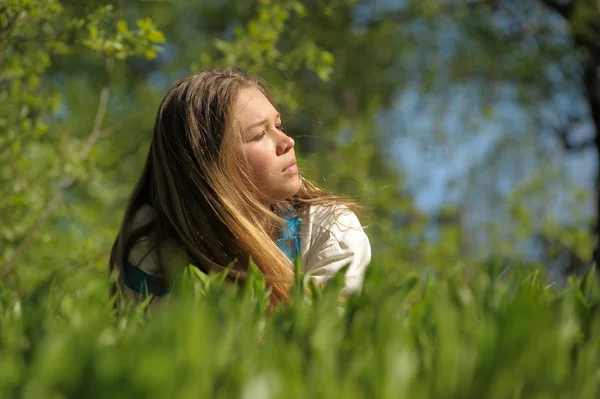 Young woman lying on the green grass — Stock Photo, Image