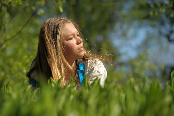 Young woman lying on the green grass — Stock Photo, Image