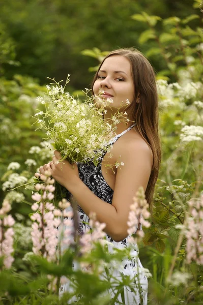 Menina bonita com uma flor — Fotografia de Stock