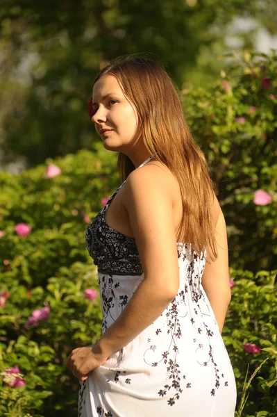 Menina bonita com uma flor — Fotografia de Stock