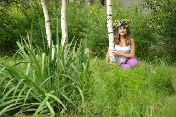 Krásná mladá žena v blízkosti břízy — Stock fotografie