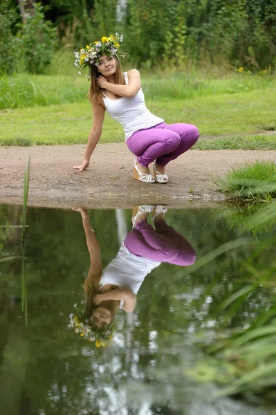 Flicka sitter nära lake — Stockfoto