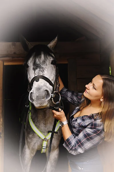 Fille et cheval — Photo