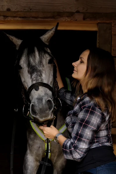 Menina e cavalo — Fotografia de Stock