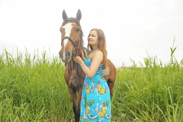 La ragazza con un cavallo — Foto Stock