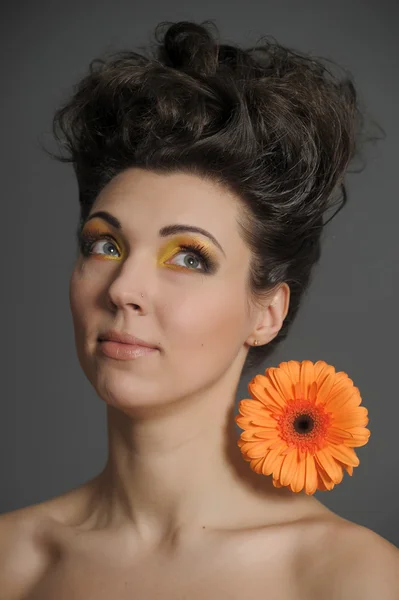 Jeune femme avec gerbera — Photo