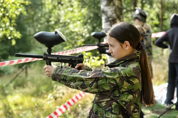 Meisje in camouflage kleding in het bos — Stockfoto