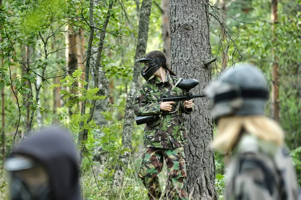 Meisje in camouflage kleding in het bos — Stockfoto