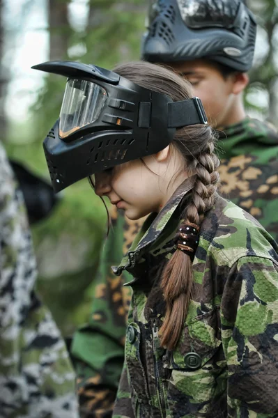 Meisje in camouflage kleding in het bos — Stockfoto