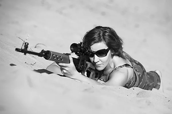 Kvinna med gevär — Stockfoto