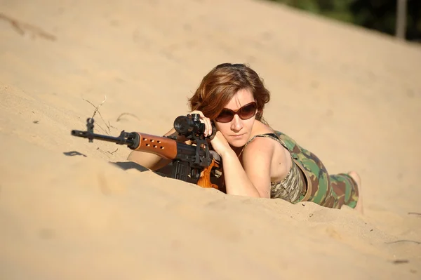 Mujer con rifle — Foto de Stock