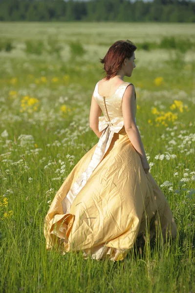 Mujer joven en un vestido retro en el campo —  Fotos de Stock