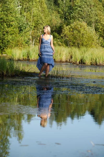 Vacker ung kvinna i sundress — Stockfoto