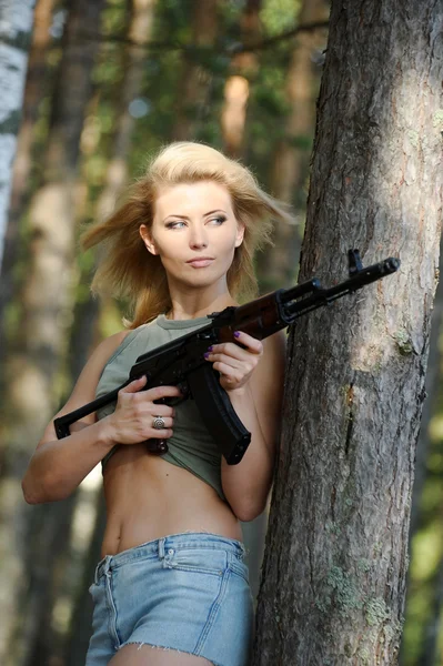 소총을 가진 여자 — 스톡 사진