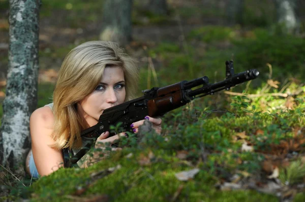 Woman with rifle — Stock Photo, Image