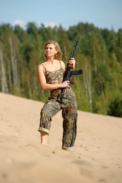 Mujer con rifle — Foto de Stock