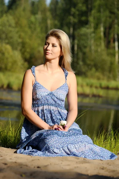Hermosa mujer joven en vestido de sol —  Fotos de Stock