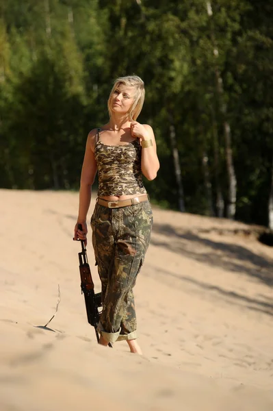 Woman with rifle — Stock Photo, Image