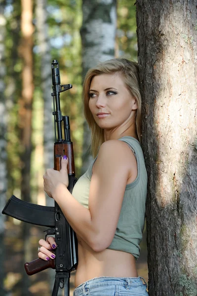 Mujer con rifle — Foto de Stock