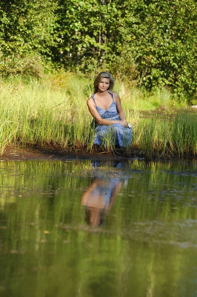 Hermosa mujer joven en vestido de sol — Foto de Stock