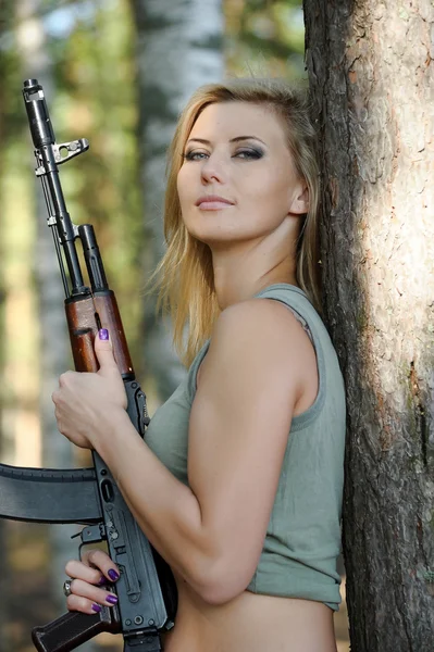 Mujer con rifle — Foto de Stock