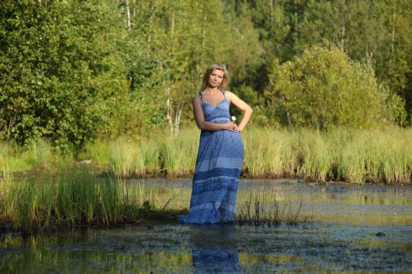 Krásná mladá žena v letní šaty — Stock fotografie