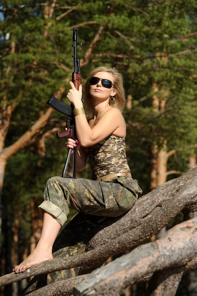 Žena s puškou — Stock fotografie