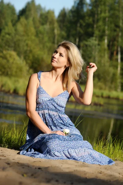 Krásná mladá žena v letní šaty — Stock fotografie