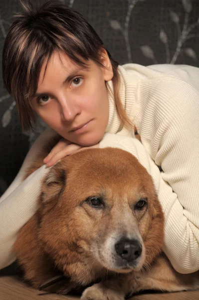 犬を持つ若い女性の肖像画です — ストック写真