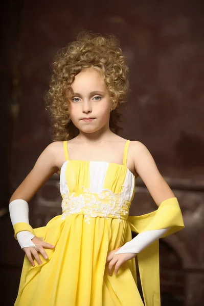 Chica en un vestido amarillo — Foto de Stock