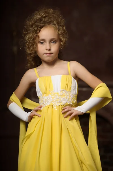 Chica en un vestido amarillo —  Fotos de Stock