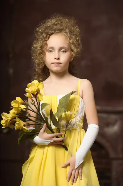 Chica en un vestido amarillo —  Fotos de Stock